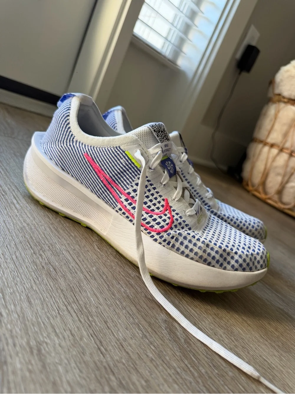Nike Interact Run Women’s Size 9 White Blue Pink Green Running Shoes Sneakers
